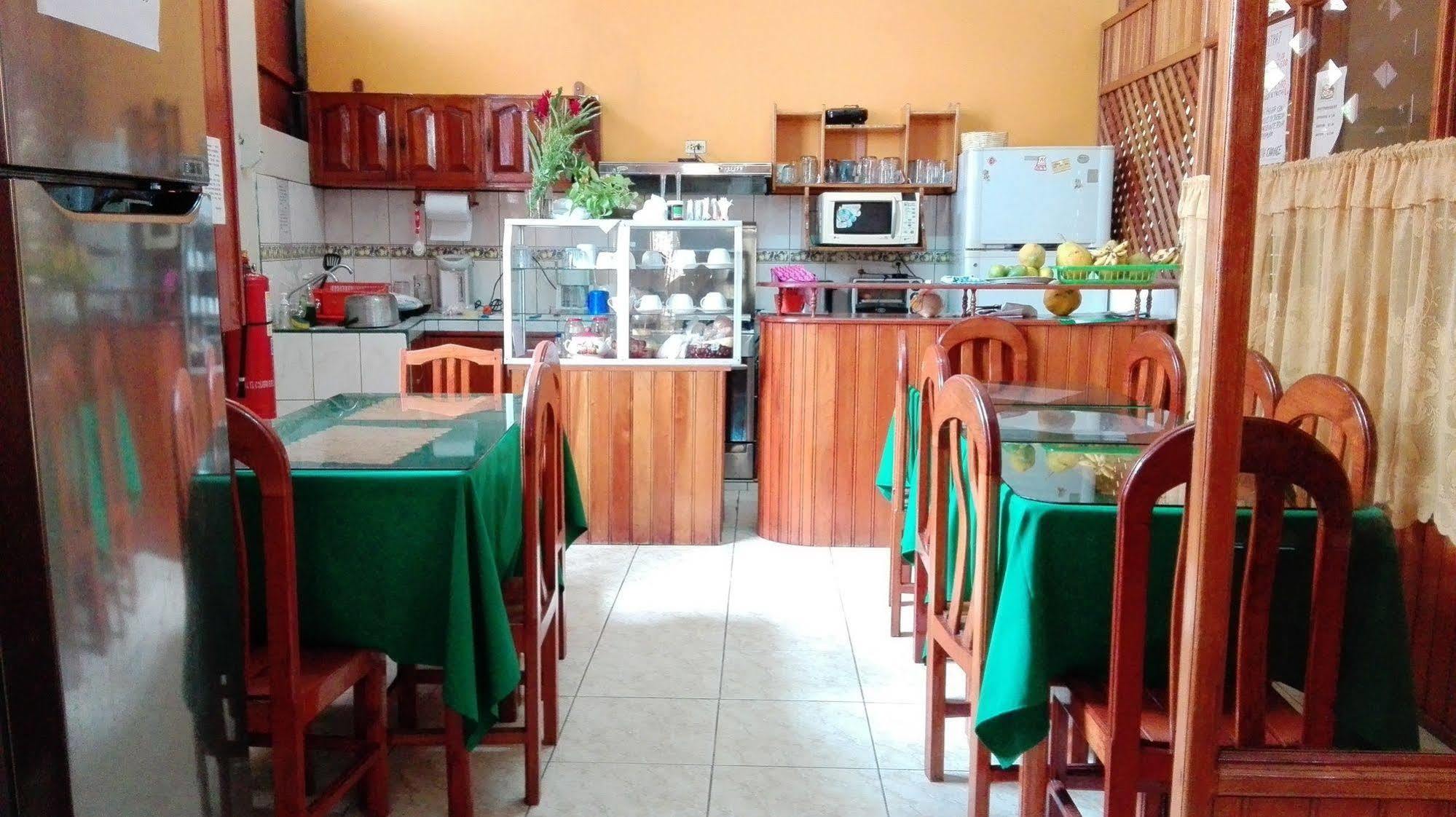 Hostal El Colibri Икитос Экстерьер фото