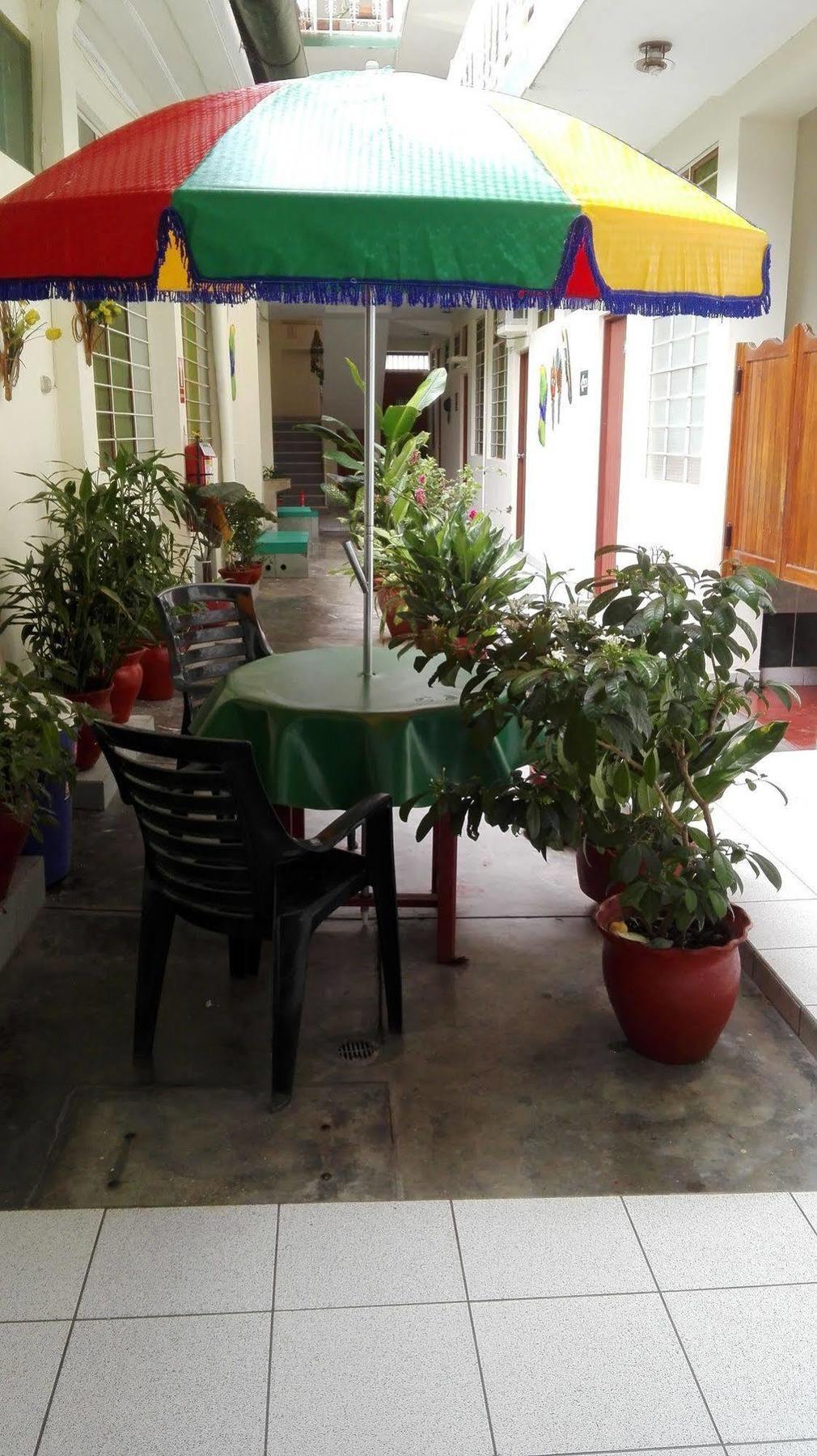 Hostal El Colibri Икитос Экстерьер фото