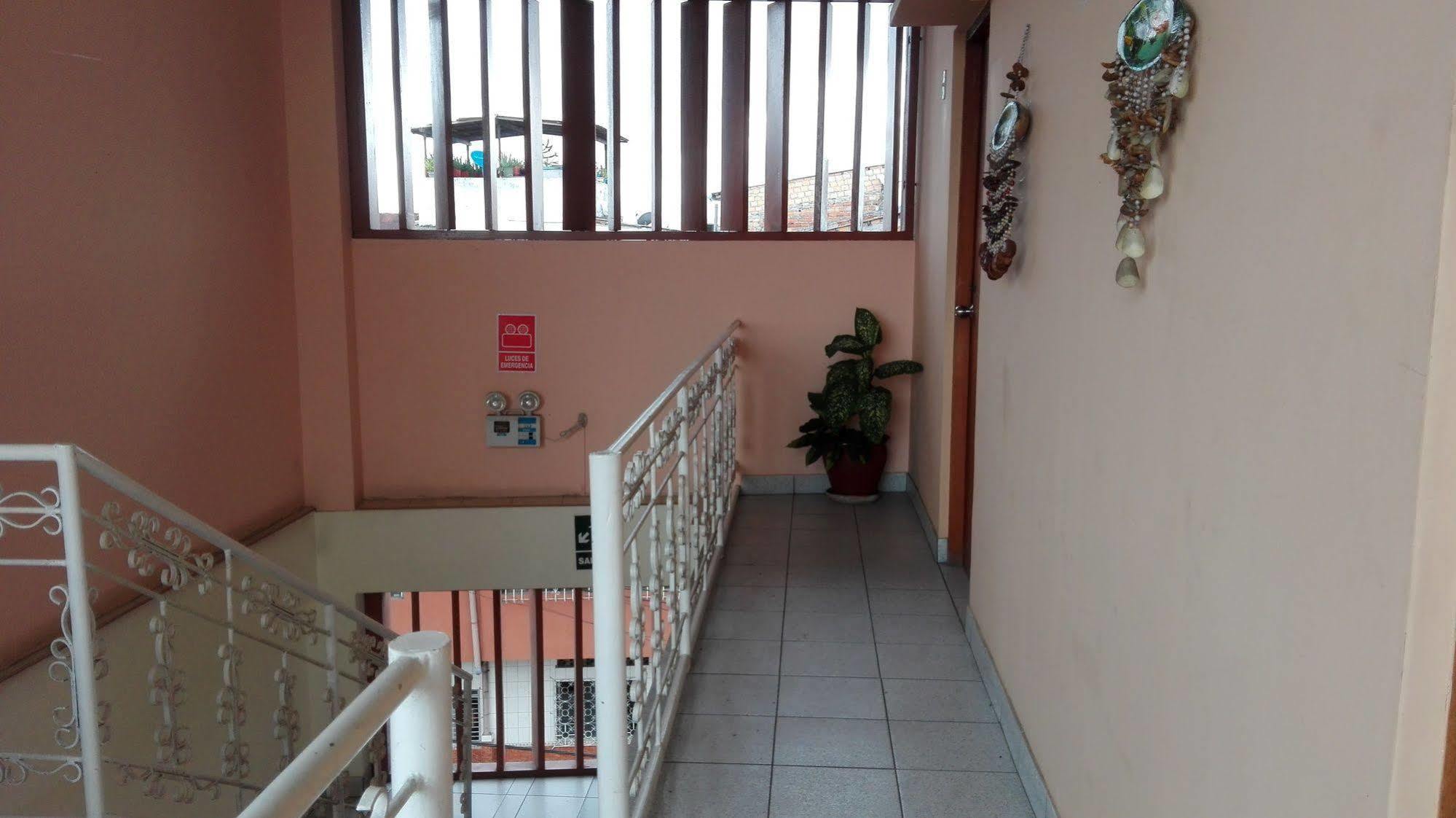 Hostal El Colibri Икитос Экстерьер фото